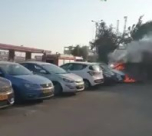  فيديو: احتراق مركبة في ساحة سجن الرملة دون اصابات 